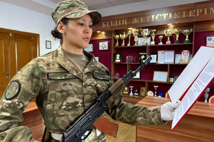 Чемпионка мира по боксу стала военнослужащей