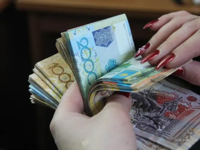 В Степногорске директор отделения и кассир вынесли из банка 255 млн тенге