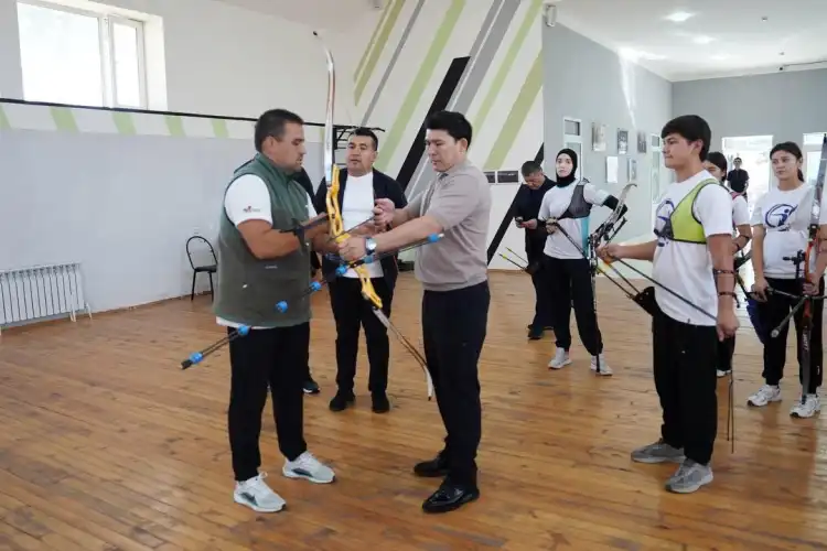 Министр туризма и спорта Мырзабосынов взял в руки лук и стрелу