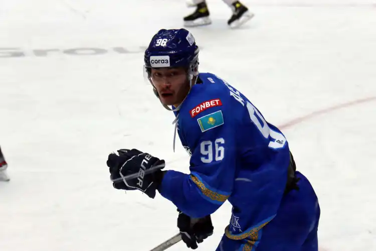 Асетов снова в первом звене: состав "Барыса" на матч с КРС