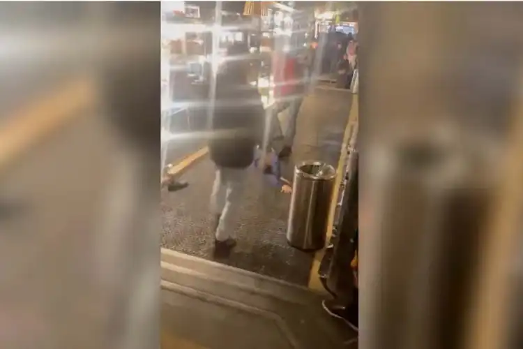 В Алматы охранники били ногами посетителя и никто их не остановил