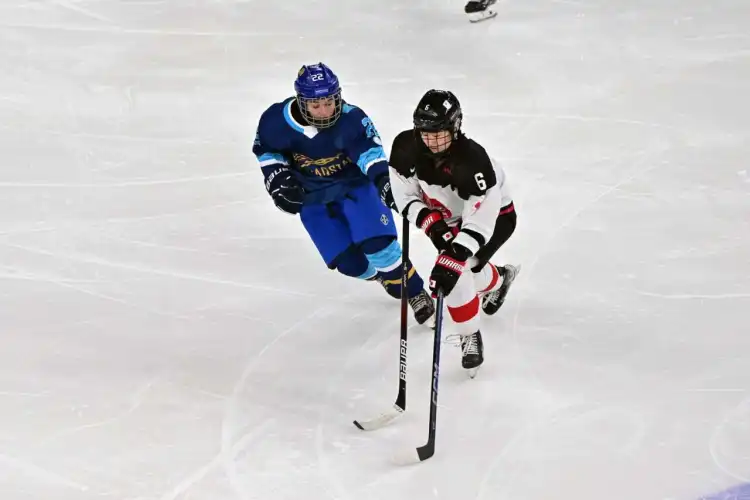 Японские хоккеистки увеличили счет в матче с Казахстаном 