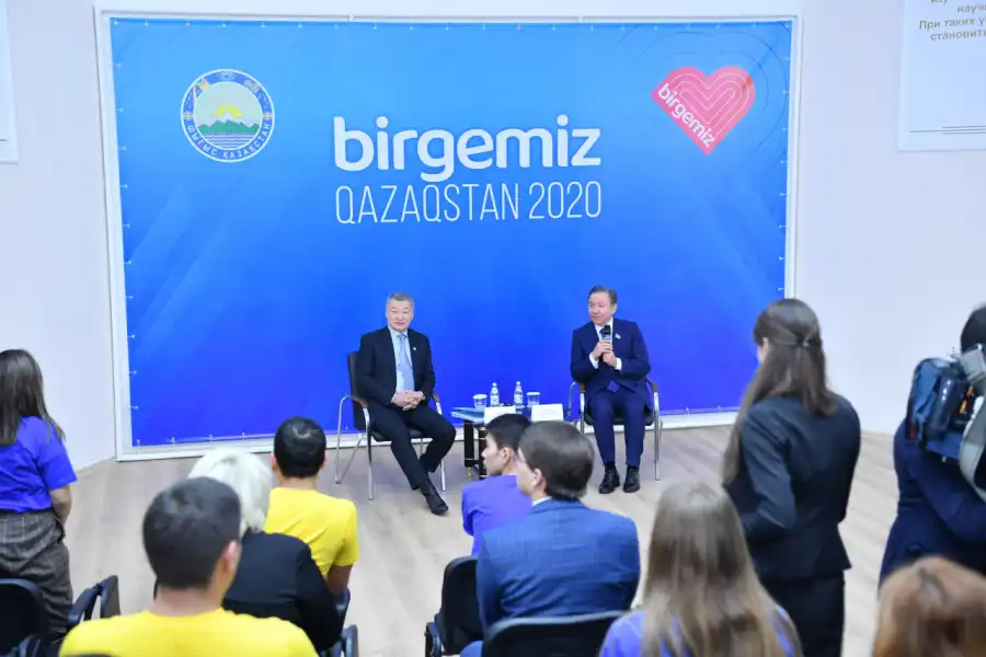 Нурлан Нигматулин встретился со студентами и многодетными матерями 