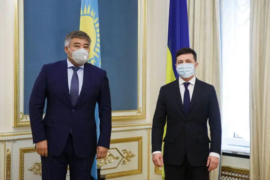 Калетаев в маске, Зеленский в маске: посол РК в Украине вручил грамоту 