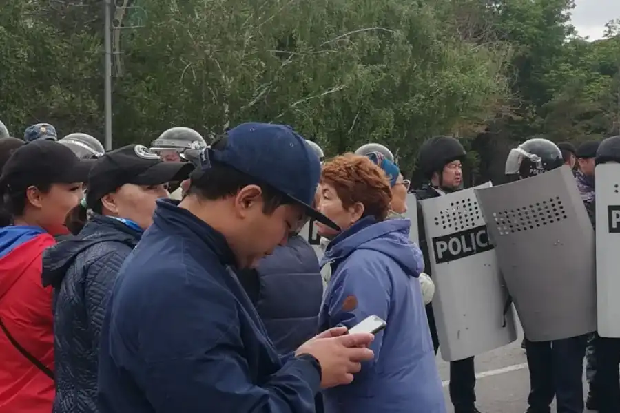 Акиматы обяжут представлять альтернативное место для мирных собраний 