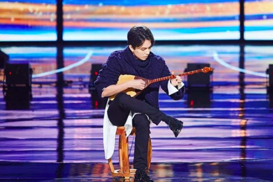 "Димаш, влюбил ты нас в домбру": как Dimash снова очаровал своей игрой  