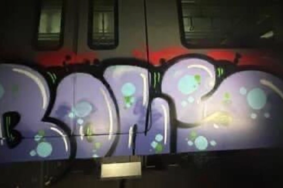 В Астане вандалы испортили вагоны LRT 