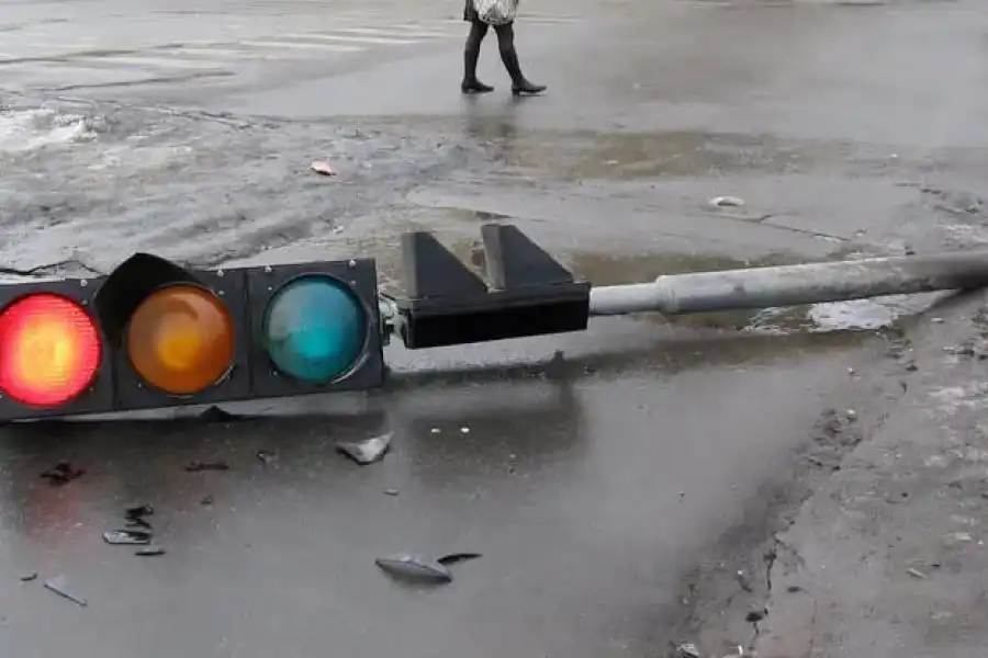 В Нур-Султане водитель попал под длительный арест за сбитый светофор 