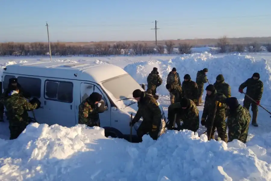 МВД Казахстана: Из снежных заносов нужно откопать примерно 140 авто 