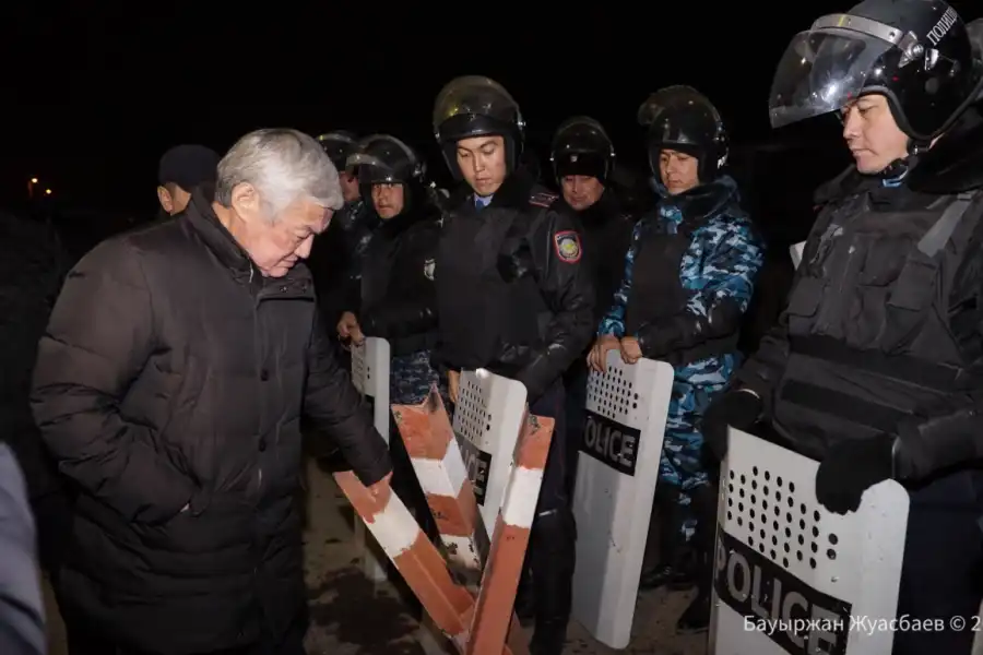 Спецназ и улицы: Сапарбаев ночью объехал села в Кордайском районе 