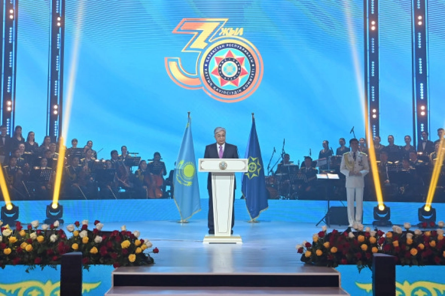 Президент Казахстана поздравил сотрудников и ветеранов с 30-летием КНБ  