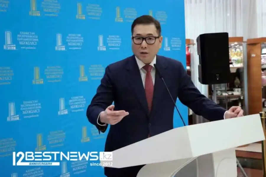 Министр торговли и интеграции Шаккалиев приобрел галстуки и кумыс 