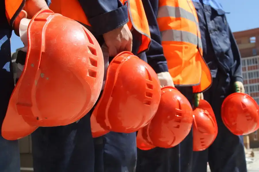 Парламент принял закон о правах мигрантов Казахстана и Узбекистана 