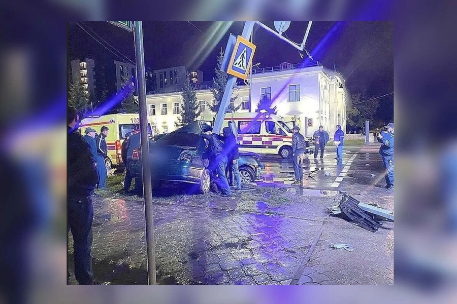 В Петропавловске нетрезвый водитель врезался в светофор, погиб пассажир 