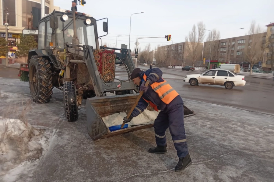 Первый день весны Астана встречает гололедом и ветром, коммунальщики начали очистку 
