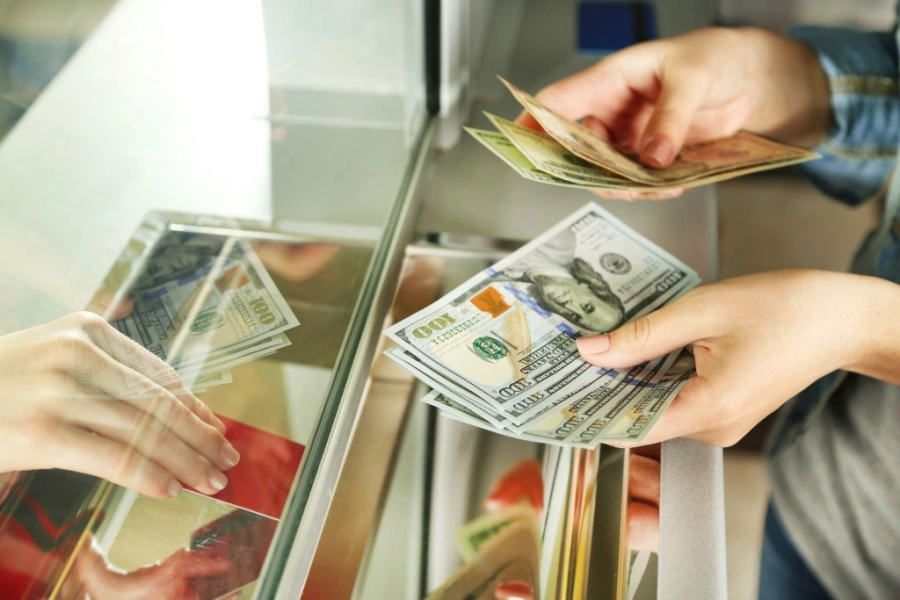 Казахстанцы резко увеличили покупку долларов, рублей и евро 