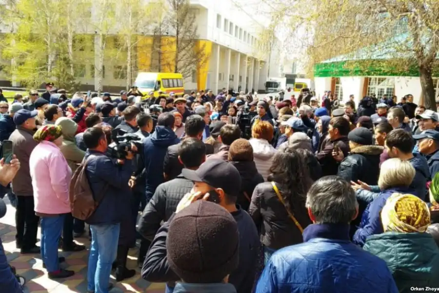 Мажилис одобрил законопроект с правилами проведения мирных собраний 