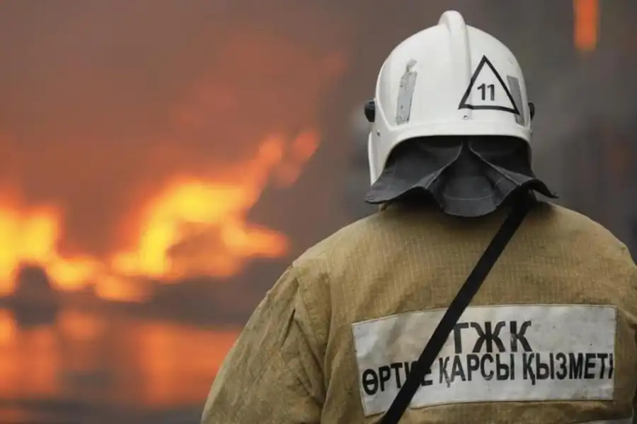 В Астане загорелся потолок и мебель в здании 