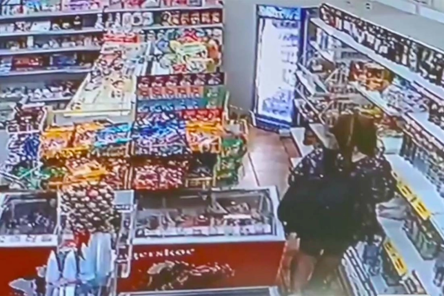 Две девушки украли виски в магазине и попали на видеокамеру – видео 