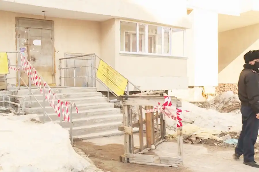 Нур-Султан: в микрорайоне Жагалау оцепили подъезд жилого дома 