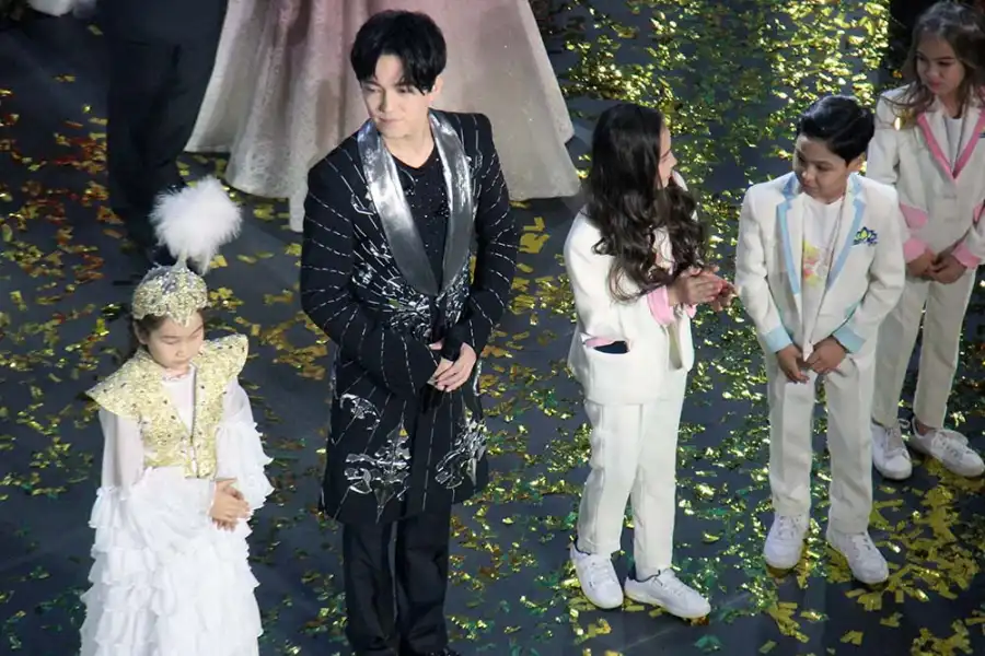 Селфи, рукопожатия: как Димаш общался со своими коллегами 