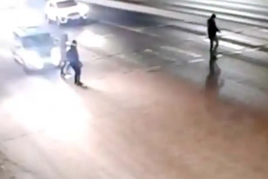 Жуткое видео: пьяный угонщик такси насмерть сбил женщину 