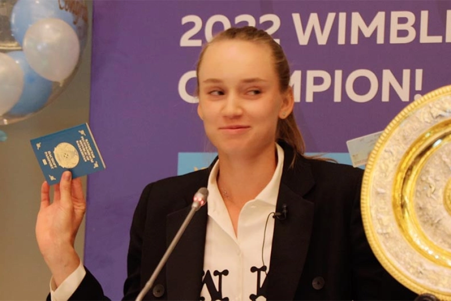 Теннисистка Рыбакина показала журналистам свой казахстанский паспорт - видео 