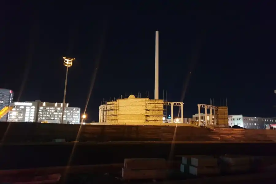 В Атырау от сильного ветра упала часть недостроенного флагштока 