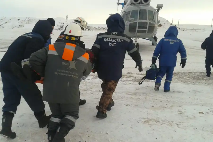 Водителя зажало между грузовиками, он доставлен на вертолете в Жезказган 