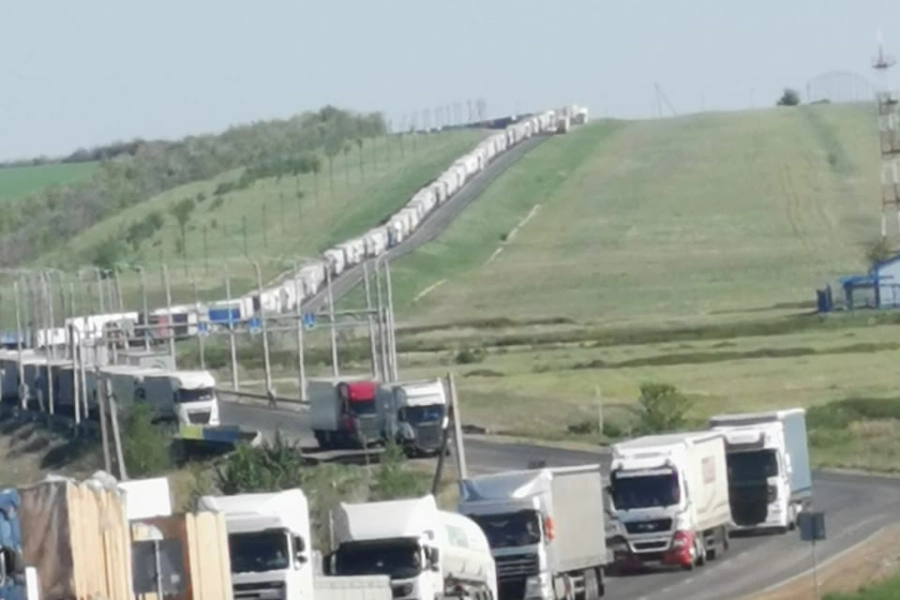 На границе с Россией застряли 365 фур, советы для дальнобойщиков из Казахстана  