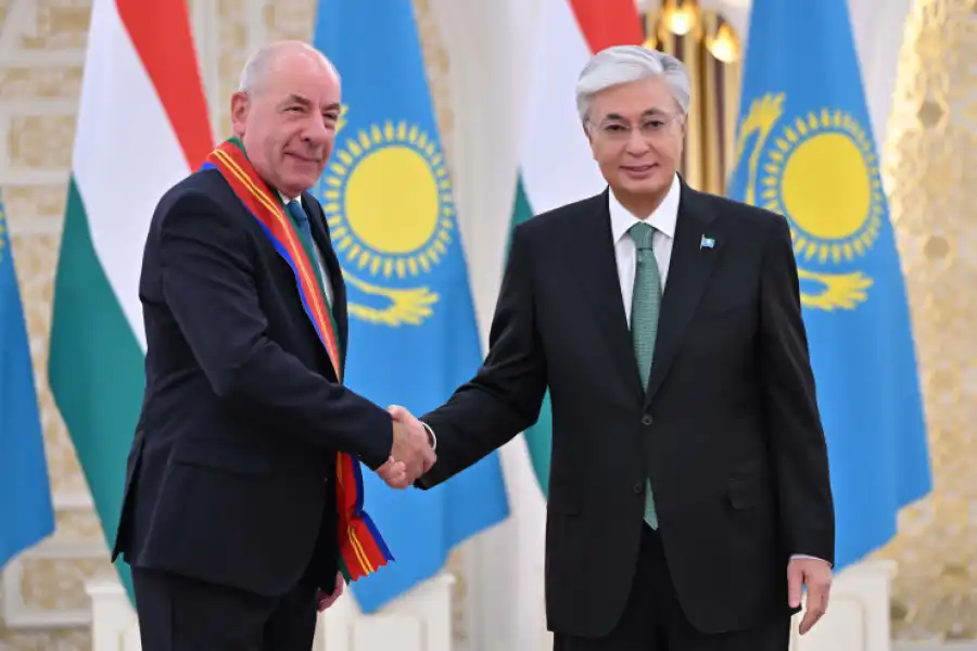 Глава государства наградил Президента Венгрии орденом «Достық» I степени 