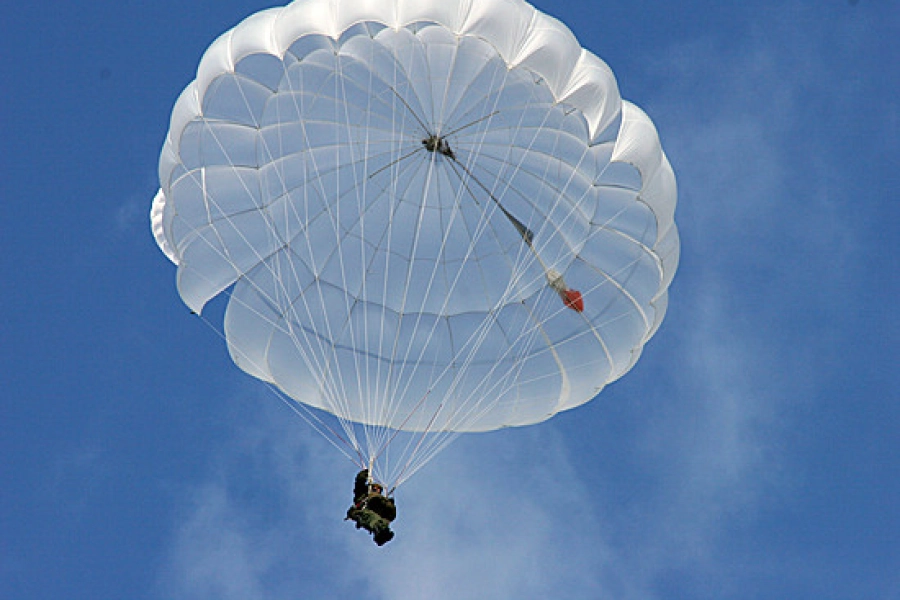 В Алматинской области во время прыжков с парашютом погиб капитан-десантник 