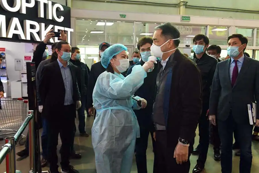 Акиму Алматы измерили температуру при посещении супермаркета 