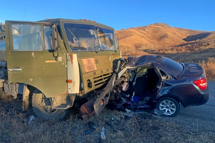 В ВКО Lada Granta врезалась в бензовоз: водитель погиб на месте - фото 