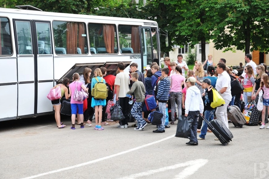 Я езжу в школу на автобусе. Экскурсии для школьников. Школьные экскурсии автобусные. Отъезд в лагерь. Автобус в лагерь.