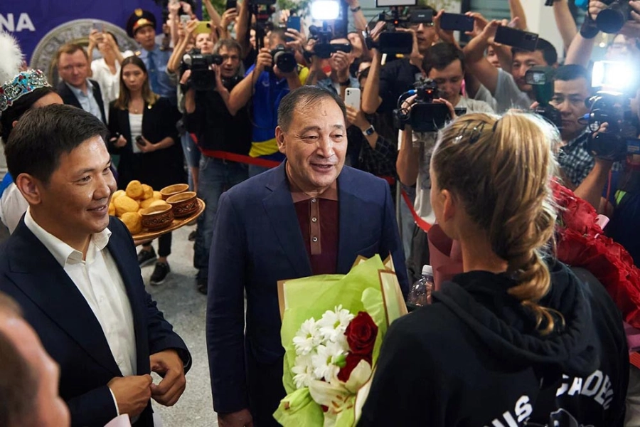 Вице-премьер Тугжанов встретил Рыбакину в аэропорту столицы РК - фото, видео 