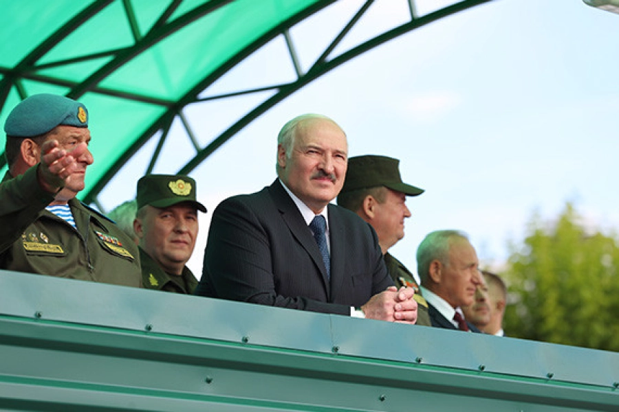 Лукашенко: «Президентом может быть только гражданин Беларуси, отслуживший в армии» 