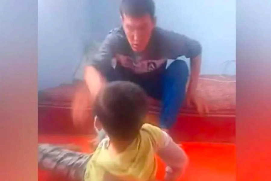 Накажут ли автора за видео о жестоком избиении отцом сына в Туркестанской области 