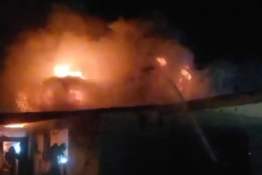 В Темиртау пожарные предотвратили взрыв при пожаре в частном доме 