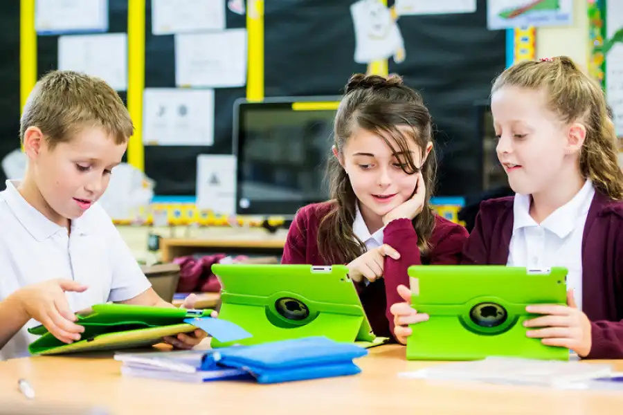 Какой гаджет подойдет для онлайн-обучения школьникам 