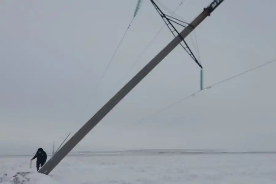 Ураган в Костанайской области погнул электрические столбы 