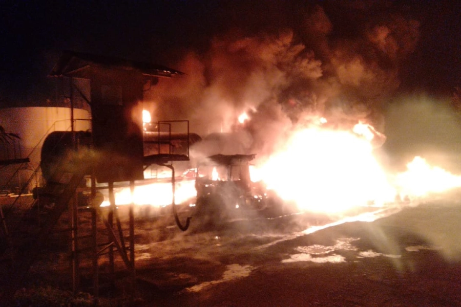 В Алматы пожарные предотвратили взрыв горевших цистерн - фото 
