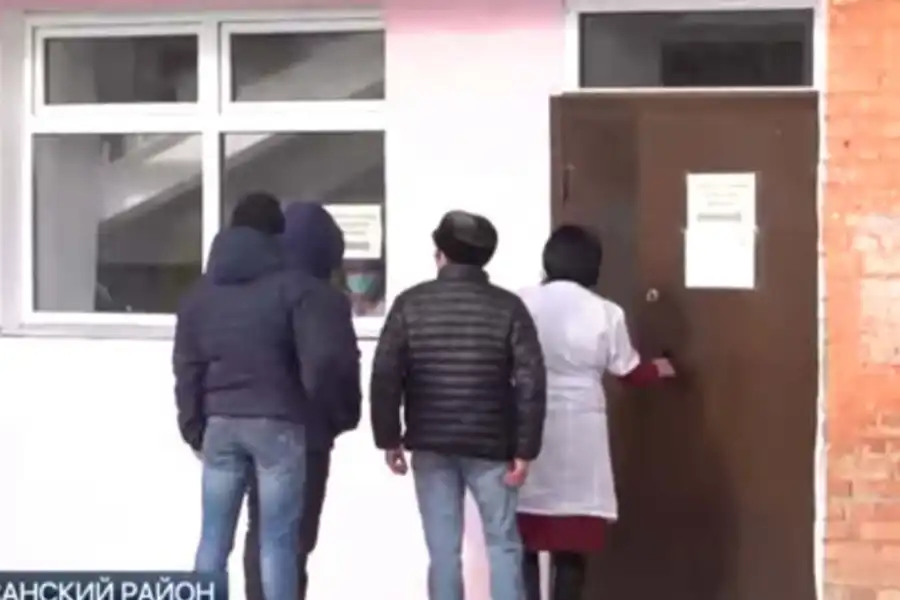 СМИ: жители двух сёл в ВКО вышли на митинг из-за слухов о приезде зараженных коронавирусом людей 