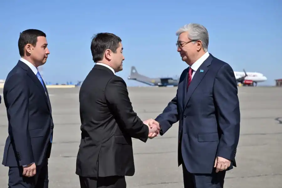 Глава государства прибыл с рабочей поездкой в Мангистаускую область 