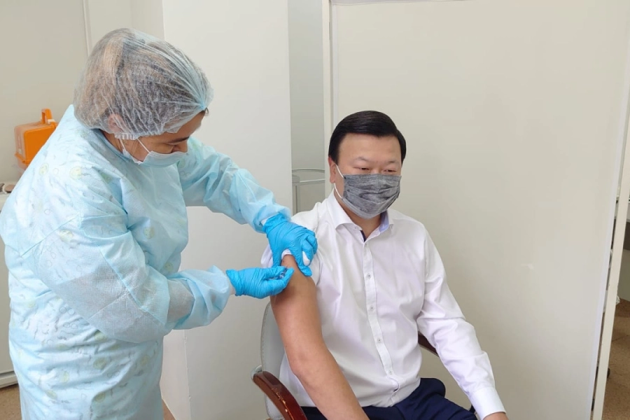 Глава Минздрава РК сделал прививку от гриппа и отметил эффект - фото 