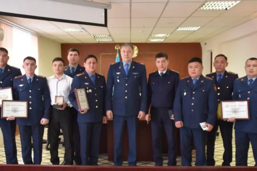 В Караганде полицейским вручили денежные премии за спасение людей во время буранов  