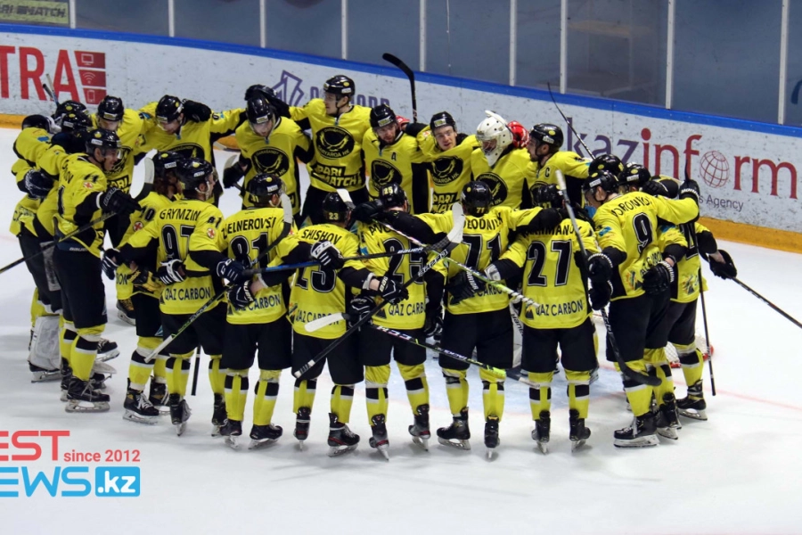 Хоккеисты "Сарыарки" "отметили" свою победу прямо на льду - фото 
