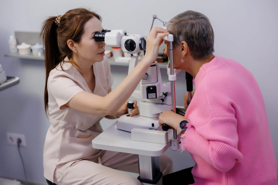 Казахстанцы больше не смогут использовать пенсионные деньги на лечение 