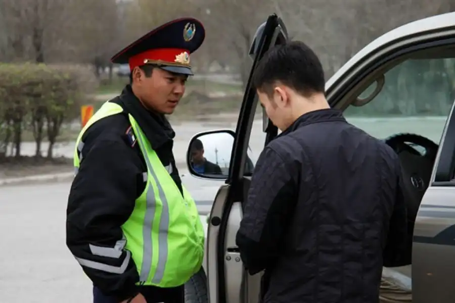 Токаев поручил отменить штрафы водителям за забытые дома права 