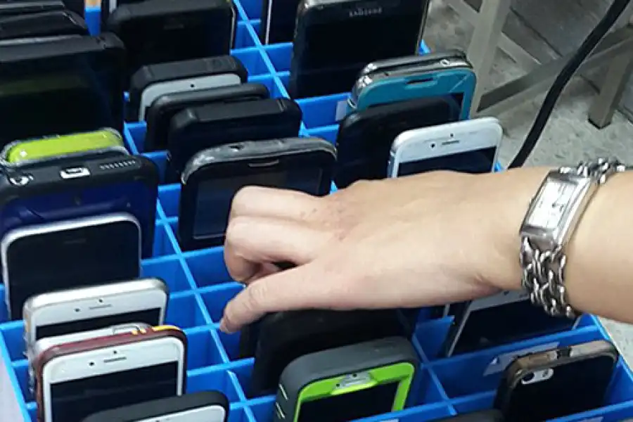 «В Доме министерств мобильные телефоны разрешены»: Жумагалиев о снятии запрета для госслужащих 